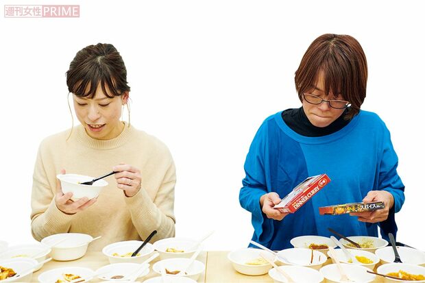 レトルトカレー試食の様子（左から松岡聖子さん、石川範子さん）