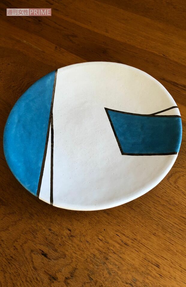 岩下志麻の趣味のひとつが陶芸。澄んだブルーがアクセントの自作の撮影をパシャり（2020年3月・本人撮影）