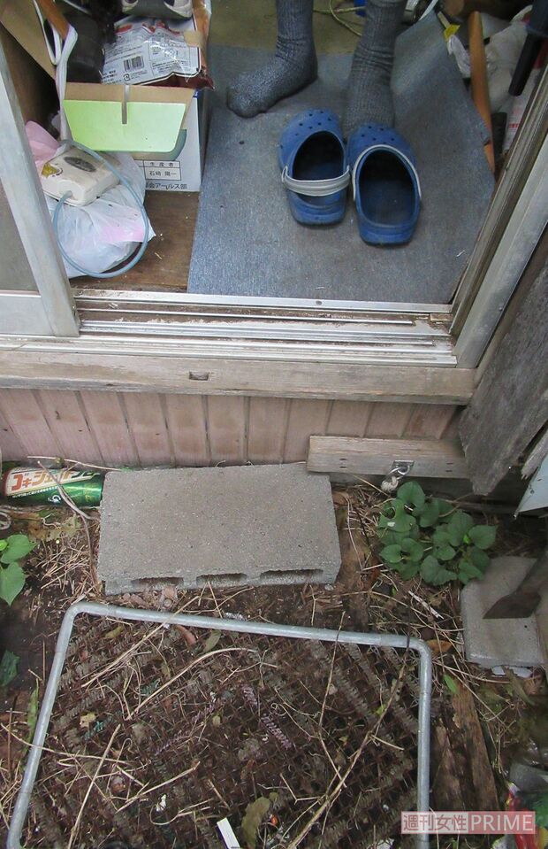 自宅縁側の鍵は開けたままで、ここから侵入されたと男性はみている