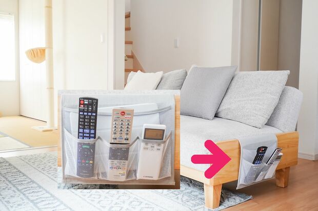 サイドポケット収納（ベッド用）「わが家ではソファの側面にセットして、置き場に困っていたリモコン類を収納。リビングのテーブルやソファもスッキリ」330円／ダイソー　写真／フジモリタイシ、ヒラヤマタイジロー（『スキマをうめる収納ルール』より）