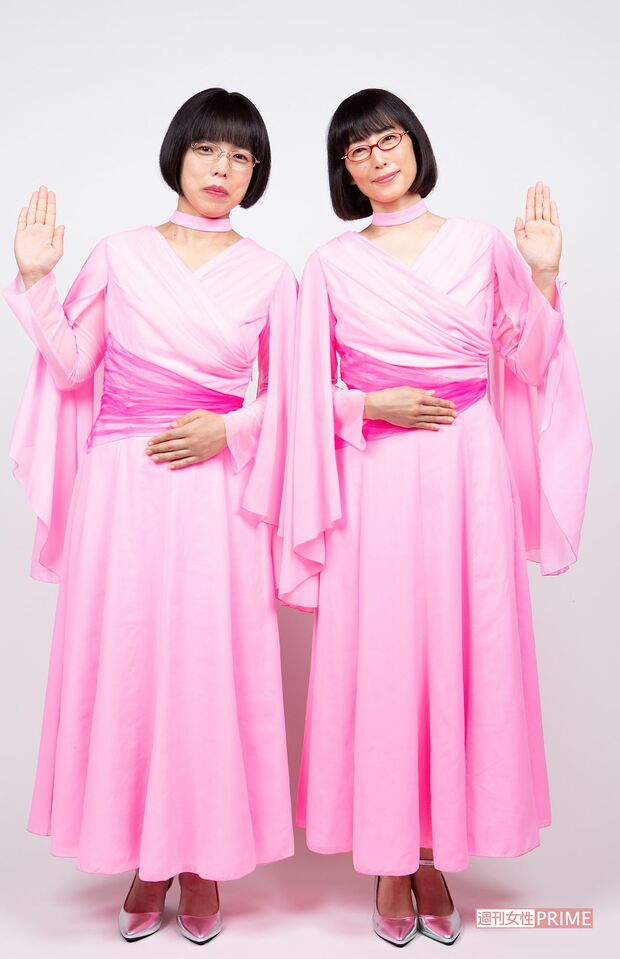 阿佐ヶ谷姉妹に扮した木村多江（右）と安藤玉恵（左）