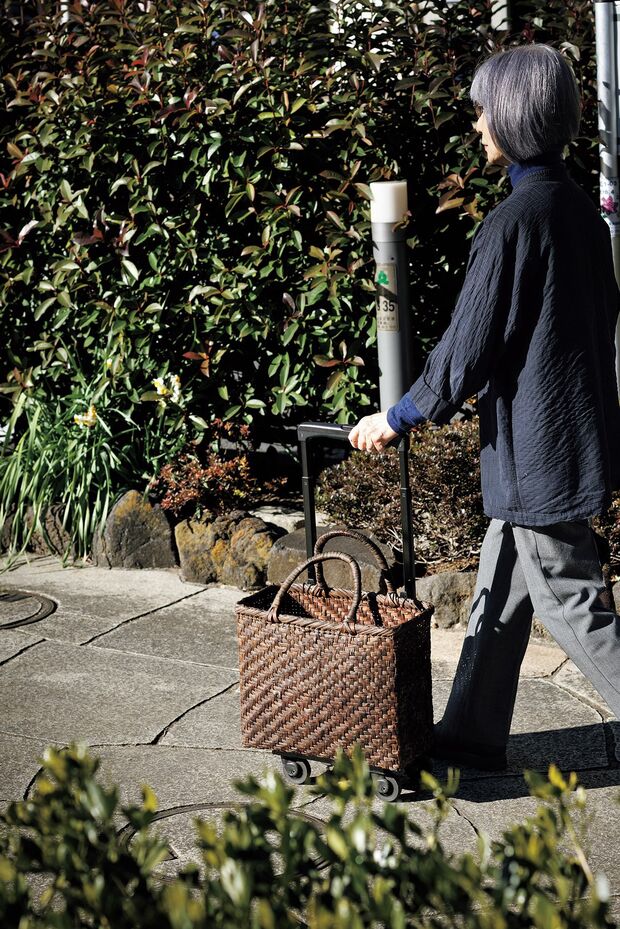 スーパーマーケットには、大切に使っていた山ぶどうのかごを取り付けたキャリーケースで　写真提供／長谷川 潤（書籍『85歳現役、暮らしの中心は台所』より）