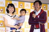 理汰郎くんを含めて家族3人で会見に出たことも（'15年4月）