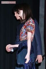 映画『寝ても覚めても』舞台挨拶にて、優しく唐田の手をとる東出（2019年8月）