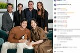 2025年11月14日（日本時間）、MVPを受賞して真美子さんとデコピンと記念撮影に応じる大谷翔平（ドジャースのインスタグラムより）
