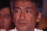 玉置浩二、66歳の近影が「もはや別人」「仙人か世捨て人か」妻・青田典子も幸せ全開で“ビジュ変”話題に
