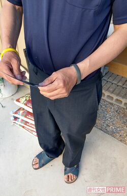 容疑者の写真を見ながら話す実父