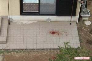 被害者宅の玄関前には今も大量の血痕が生々しく残っている