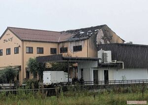現場には携行缶と複数の刃物が見つかっている