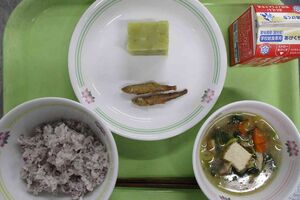 品川区立小学校の給食の一例（品川区立第二延山小学校HPより）