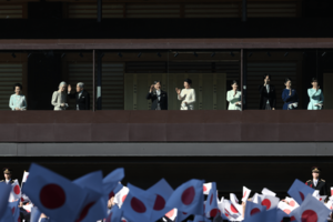 新年一般参賀で美智子さまはお手振りをなさらず。左から正仁親王妃華子さま、上皇ご夫妻、天皇、皇后両陛下、愛子さま、秋篠宮ご夫妻、佳子さま