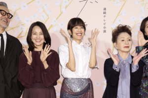 『ブラッサム』で千代をモデルにした葉野珠を演じる石橋静河(中央)とキャストたち