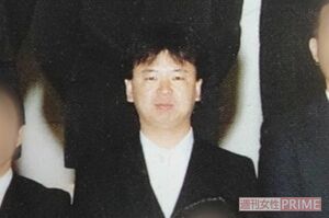 卒業アルバムで集合写真に写る容疑者(元生徒提供)