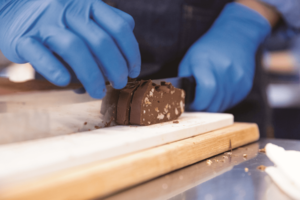 看板商品、QUONテリーヌのカットも手仕事だ