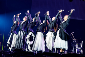 「ライブは悔いなく全力を出す」と語り、激しいパフォーマンスでファンを魅了してきたBiSH(写真/グループ、メンバーSNSより)