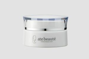 「私のスペシャルケアは、毎日のスキンケアにクリームパック、シートパックを朝と夜に加えるのが定番。シートパックは昔から大好きで、お風呂の中でも使っています」