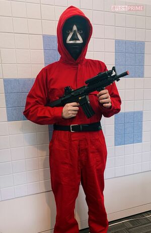 今年のハロウィンは『イカゲーム』の警備員に（小原ブラス公式インスタグラムより）