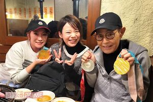 高木菜那ちゃんの金メダルを持たせてもらって、ご満悦な加トちゃん