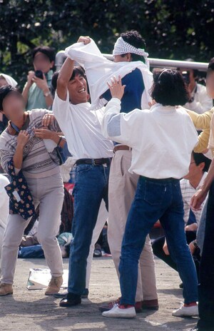 二千翔さんの運動会の保護者競技でハッスルした明石家さんま（1990年10月14日）