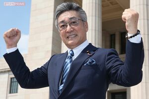 中条きよしの演歌『うそ』は150万枚を超える大ヒットを記録し、当時は「恋の魔術師」というキャッチフレーズだった