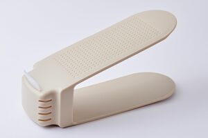 靴1足分のスペースに2足収納でき、収納量が2倍にアップ！　ライクイットの「くつホルダー」（6P入り税込み1815円）は丈夫で清水さんが10年以上使用している愛用品　※画像をクリックするとAmazonの商品ページにジャンプします。