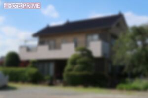 容疑者の実家は広大な土地に立つ大豪邸。車庫には大型バイクも