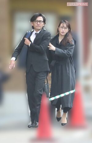 2018年4月、長女の入学式に出席した長谷川京子と新藤晴一