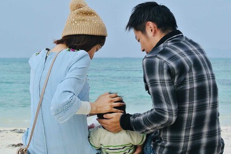 家族3人、竹富島へ。奈緒さんは抗がん剤治療で苦しいはずなのに、笑顔を見せていた。最初で最後の家族旅行に