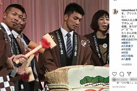 2017年12月の内山高志（左）引退パーティーの様子、隣に中田翔、村田諒太（内山高志公式インスタグラムより）
