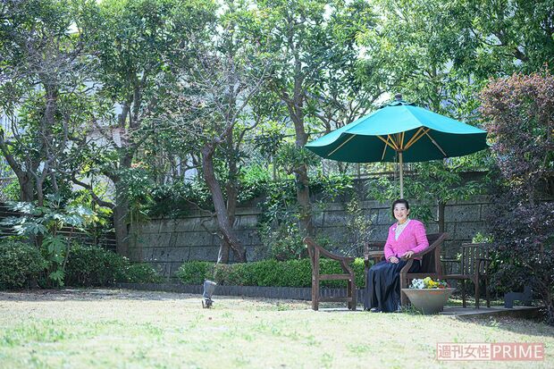 広い庭に生い茂る木々は、きれいに剪定されて神々しい雰囲気。晴れた日はお茶を飲んで、心の休息を取る（撮影／渡邉智裕）