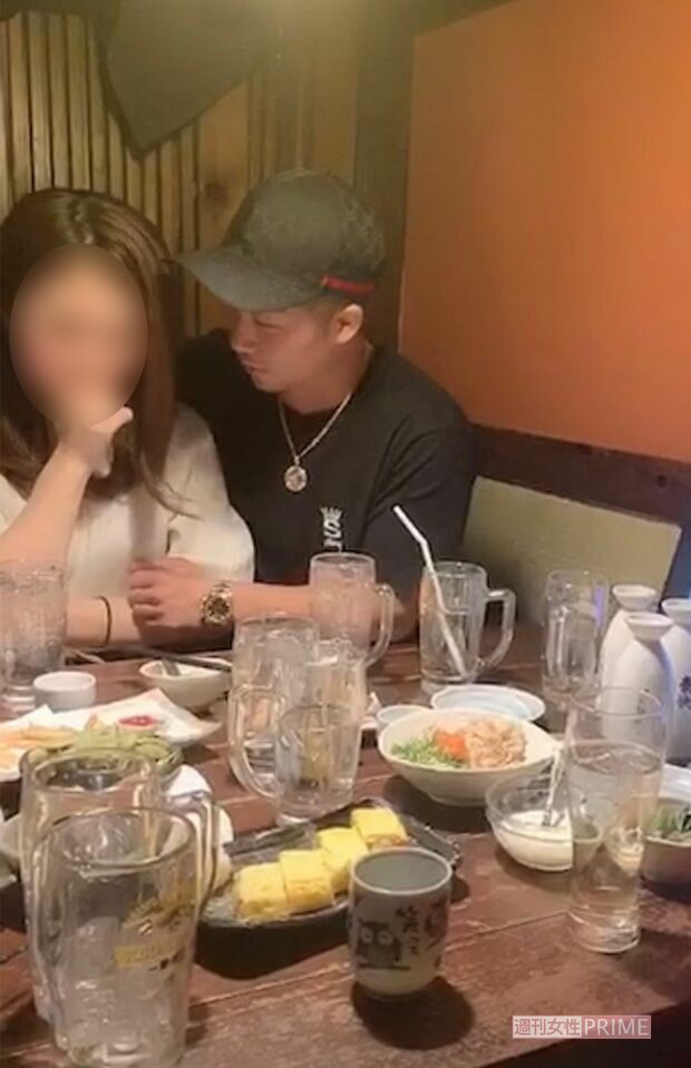 '20年11月中旬、居酒屋で仲良く顔を寄せ合うAさんと井上拓真