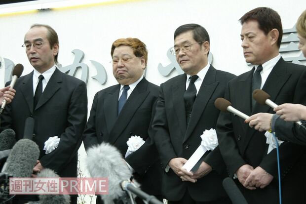 '04年3月24日に執り行われたいかりやさんの告別式で顔を合わせた4人。いかりやさんの訃報を聞いて真っ先に駆けつけたのは、誰あろう志村さんだったという