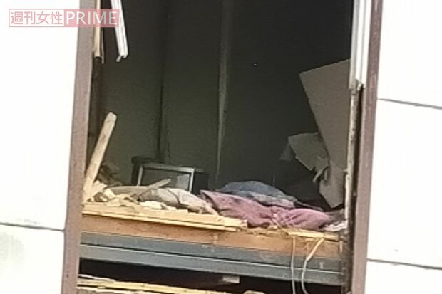 廃屋の2階にはブラウン管テレビと見られるものが。かつて人が生活をしていた痕跡が残る