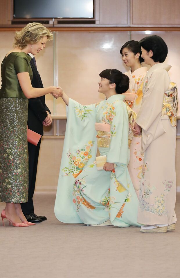 紀子さま(右)に続き、妹の佳子さまが控えるなか水色の和服で優雅に