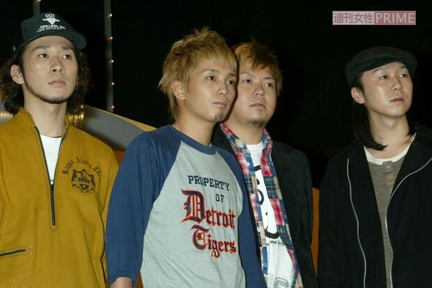 '03年『NHK紅白』に初出場した175R（左から2番目がSHOGO）。緊張の面持ちで会見に臨む