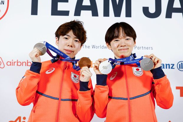 銀メダルの鍵山優真選手と銅メダルの佐藤駿選手（撮影／JMPA）
