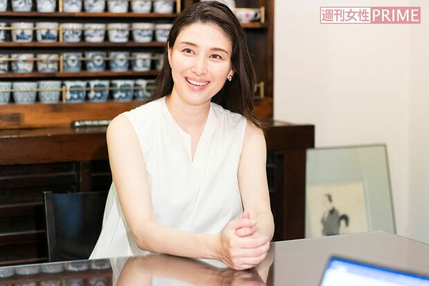 インタビューを受ける橋本マナミ　撮影/北村史成