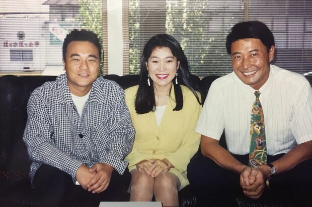 メディアの取材を受け入れはじめたころ。テレビの取材で来た北野誠さんと。右はご主人の道哉さん