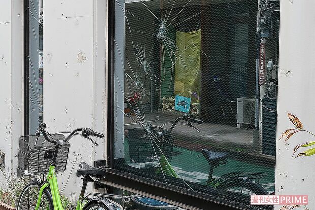 ビストロの店主は警察に通報。店の前には防犯カメラがあり、犯人や犯行の様子が記録されている可能性も