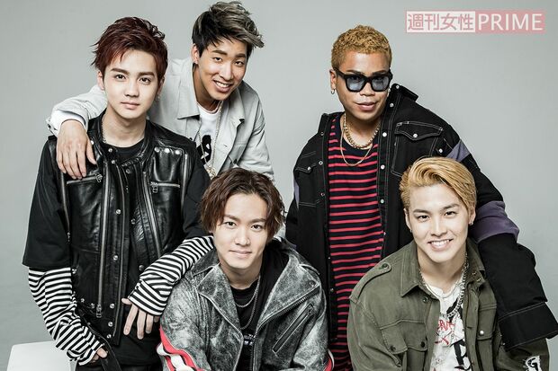 この5人にインタビュー。リーダーでパフォーマーのLIKIYA（後列右）、陣（後列中央）、ボーカルのRIKU（前列右）、川村壱馬（前列左）、吉野北人（後列左）　撮影／廣瀬靖士