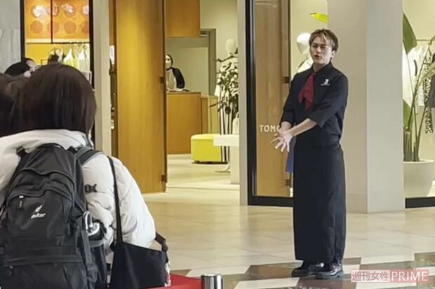 2023年2月14日、ファンに向けてあいさつをする小林豊