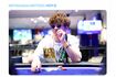 ポーカー専門サイトのXに投稿された田中圭。パーマをかけた茶髪でイメチェンしていた