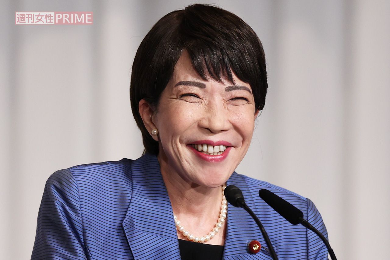 高市早苗首相、スーツは美智子さまもご愛用した『Jun Ashida』アクセは
