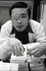 30歳ごろのタモリ。サングラスを外して眼が見える貴重ショット（'77年）