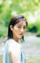 写真集先行カットで肩出しワンピース姿を披露する浜辺美波（PRTIMESより）