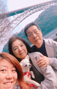 江東さんと両親。認知症発症後に飼い始めた愛犬と。仲良し家族だった（家族写真提供／江東愛子さん）