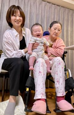 すこともままならなくなってきた今もきっと自分のことはわかってくれていると感じる(写真は岩佐まりさん提供)