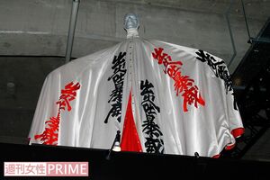 “出火吐暴威”と刺しゅうされた寛斎デザインのマント