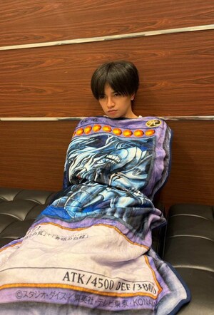 「CDTV本番前に寝てた」と遊戯王のブランケットで身体を覆いつくしている中島健人(中島健人STAFF公式Xより))