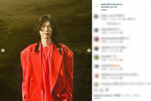 三つ編みおさげスタイルを披露した米津玄師（公式インスタグラムより）